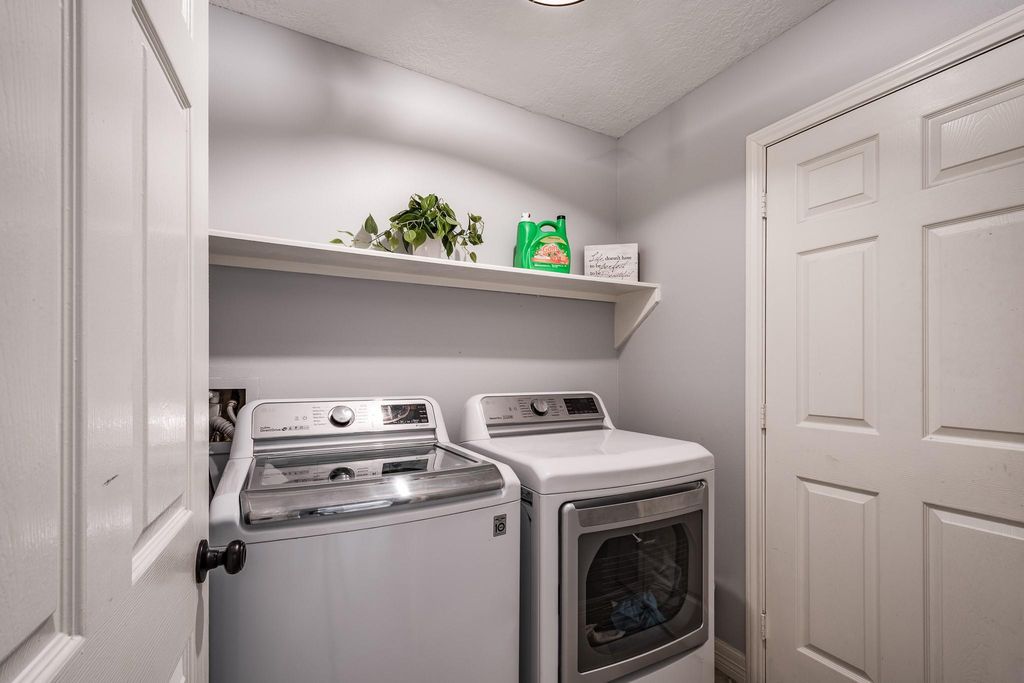 Image 28 of property listing at 3401 Wood Fox Drive, Alvin, TX 77511