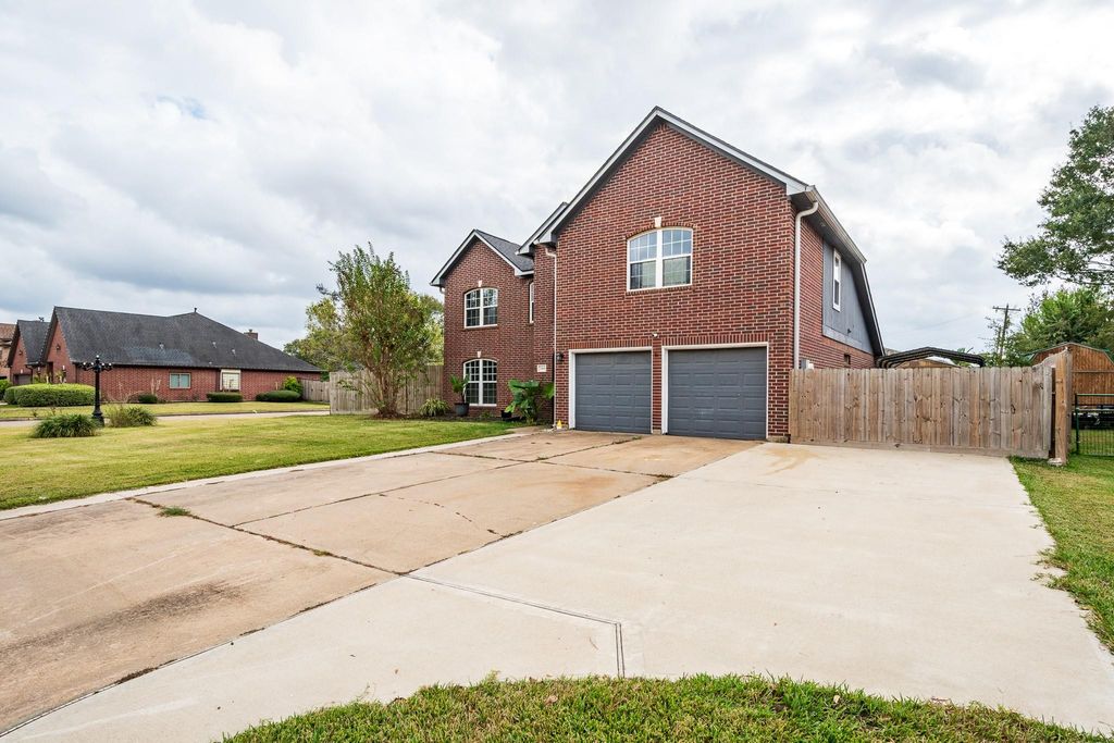 Image 3 of property listing at 3401 Wood Fox Drive, Alvin, TX 77511