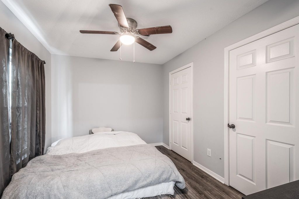 Image 31 of property listing at 3401 Wood Fox Drive, Alvin, TX 77511