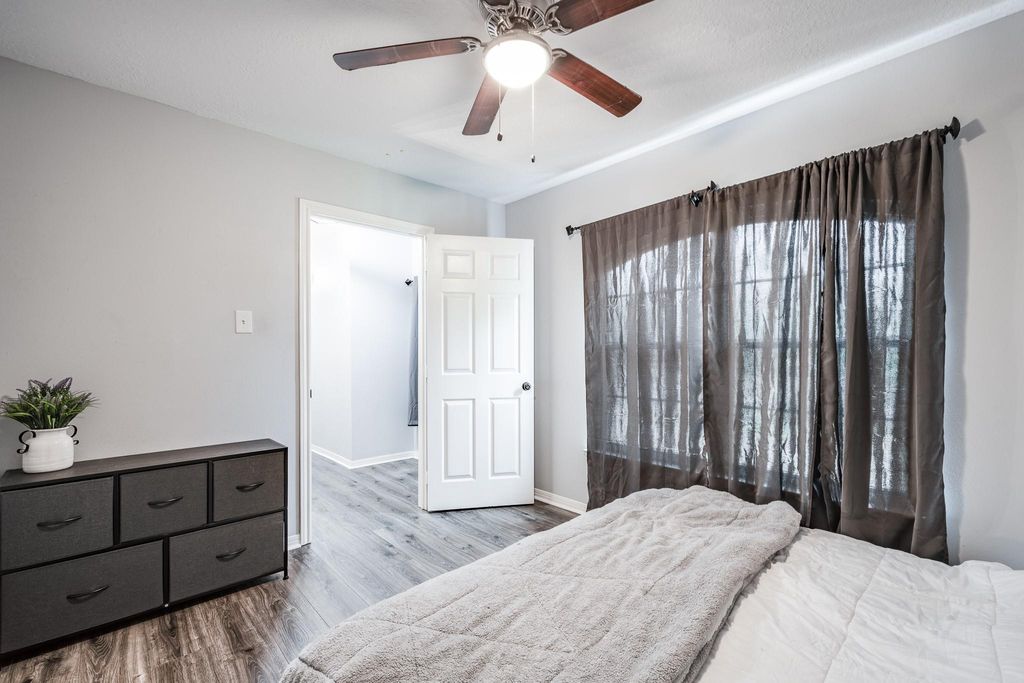 Image 32 of property listing at 3401 Wood Fox Drive, Alvin, TX 77511