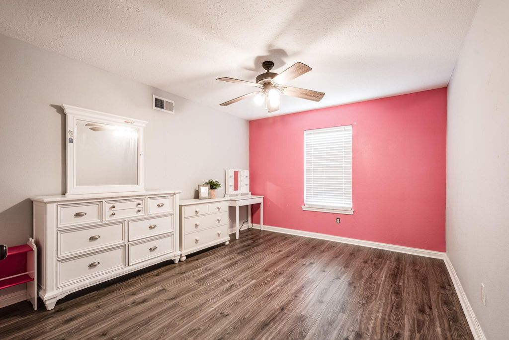 Image 33 of property listing at 3401 Wood Fox Drive, Alvin, TX 77511