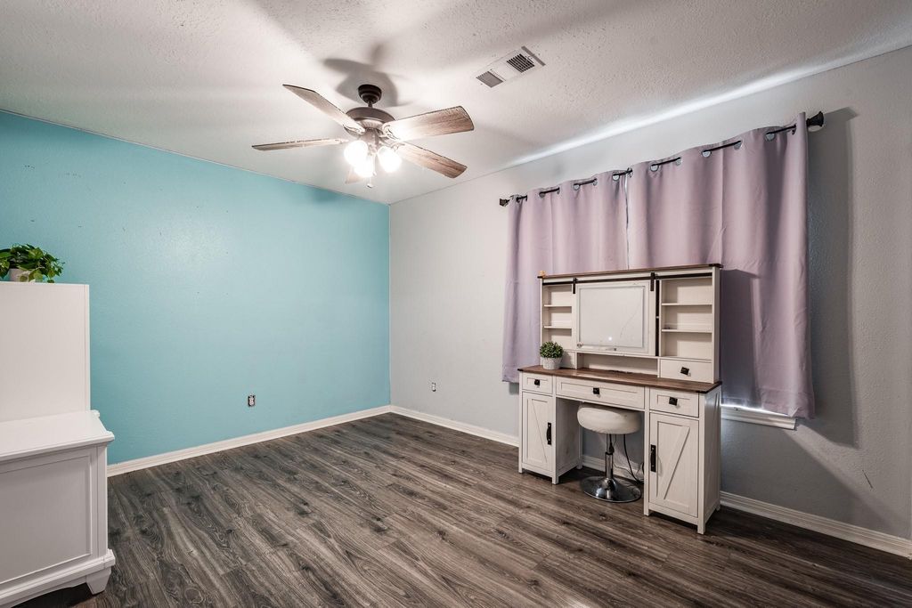 Image 34 of property listing at 3401 Wood Fox Drive, Alvin, TX 77511