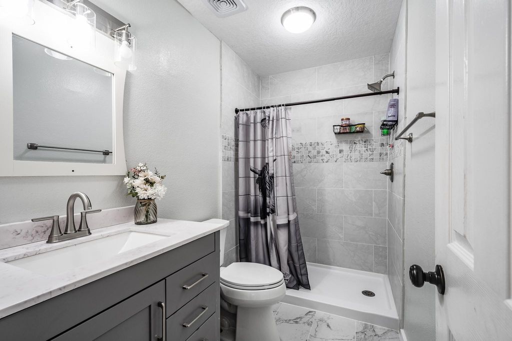 Image 35 of property listing at 3401 Wood Fox Drive, Alvin, TX 77511