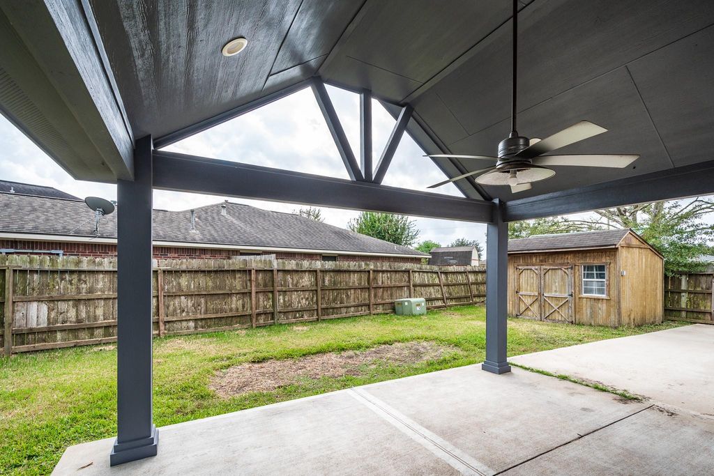 Image 36 of property listing at 3401 Wood Fox Drive, Alvin, TX 77511