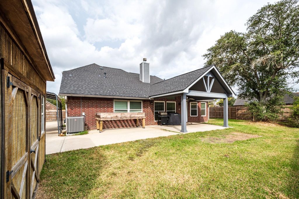 Image 38 of property listing at 3401 Wood Fox Drive, Alvin, TX 77511
