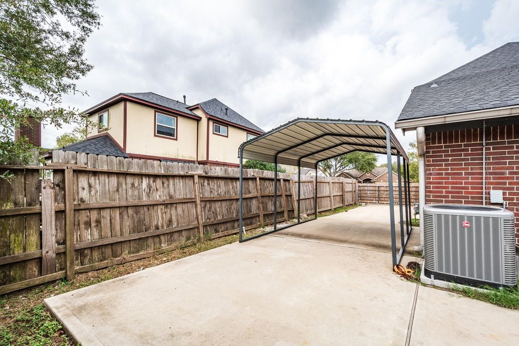 Image 39 of property listing at 3401 Wood Fox Drive, Alvin, TX 77511