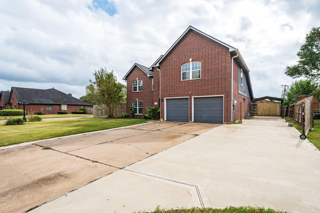 Image 4 of property listing at 3401 Wood Fox Drive, Alvin, TX 77511