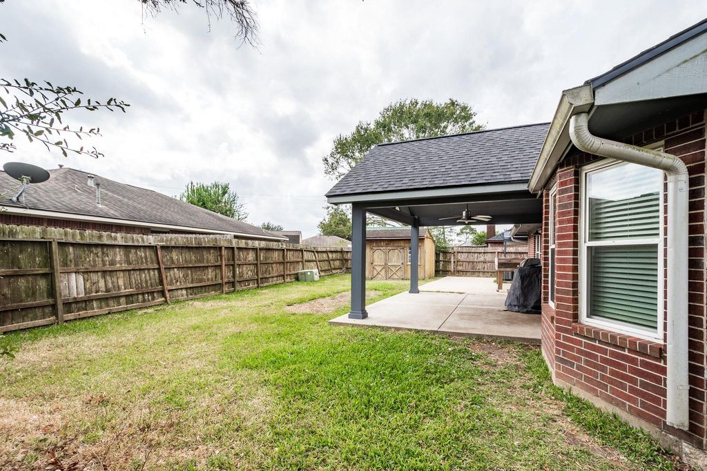 Image 41 of property listing at 3401 Wood Fox Drive, Alvin, TX 77511
