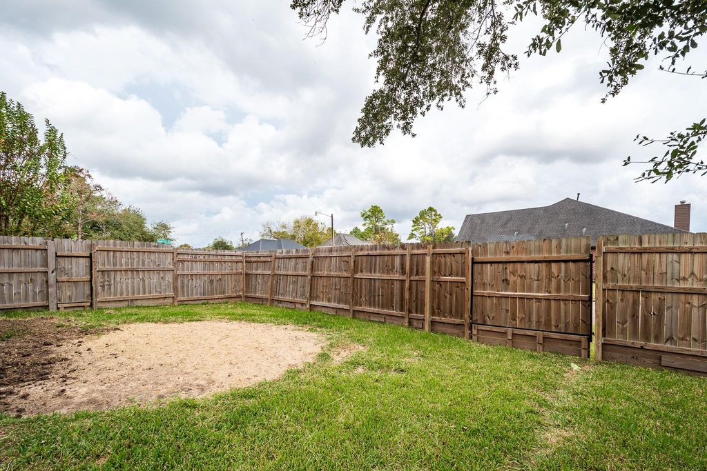 Image 43 of property listing at 3401 Wood Fox Drive, Alvin, TX 77511