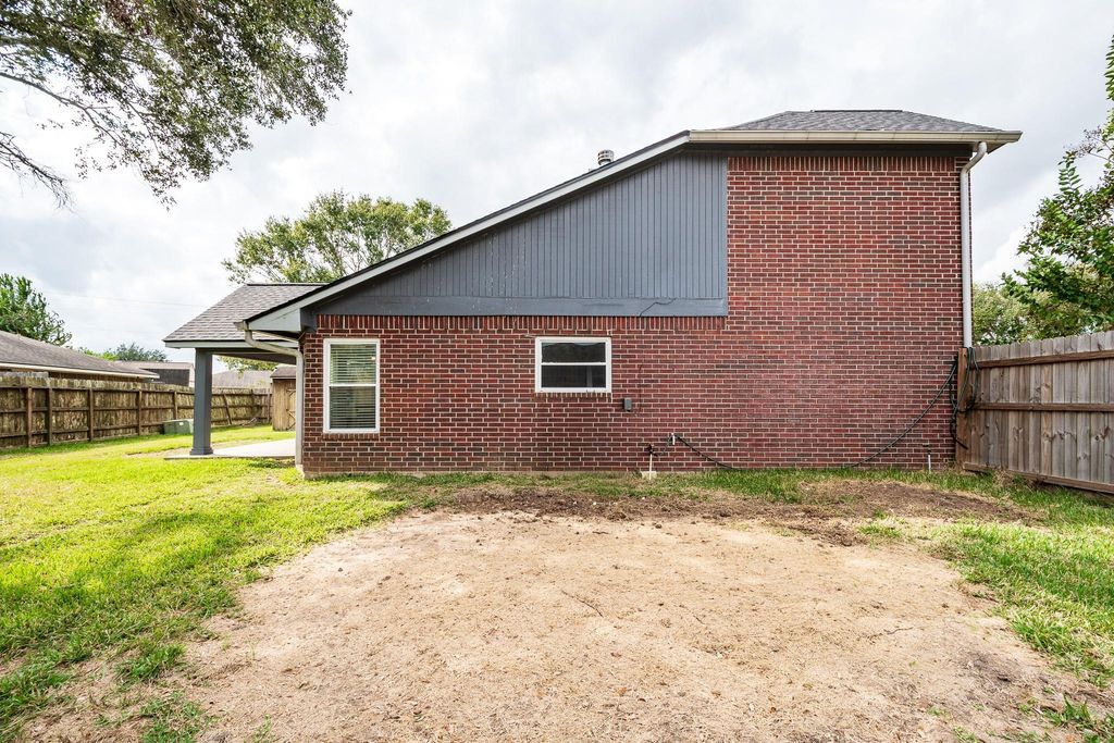 Image 44 of property listing at 3401 Wood Fox Drive, Alvin, TX 77511