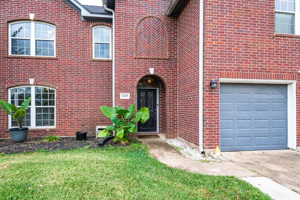 Image 5 of property listing at 3401 Wood Fox Drive, Alvin, TX 77511