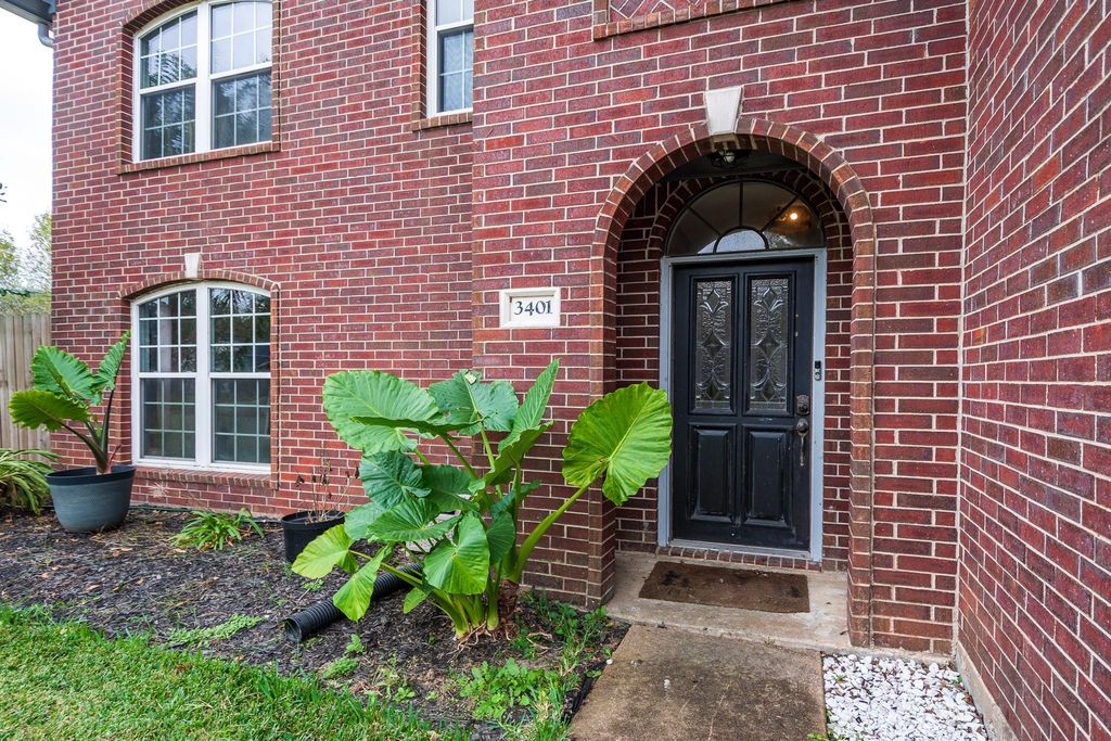 Image 6 of property listing at 3401 Wood Fox Drive, Alvin, TX 77511