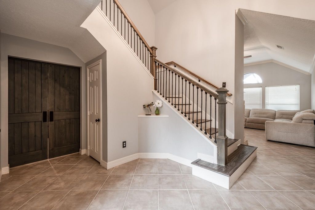 Image 8 of property listing at 3401 Wood Fox Drive, Alvin, TX 77511