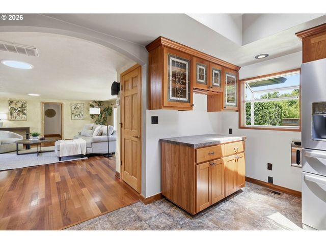 3000 GILHAM Rd, Eugene, OR 97408