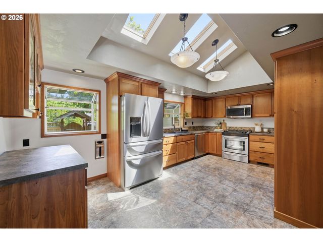3000 GILHAM Rd, Eugene, OR 97408