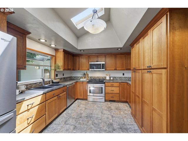 3000 GILHAM Rd, Eugene, OR 97408