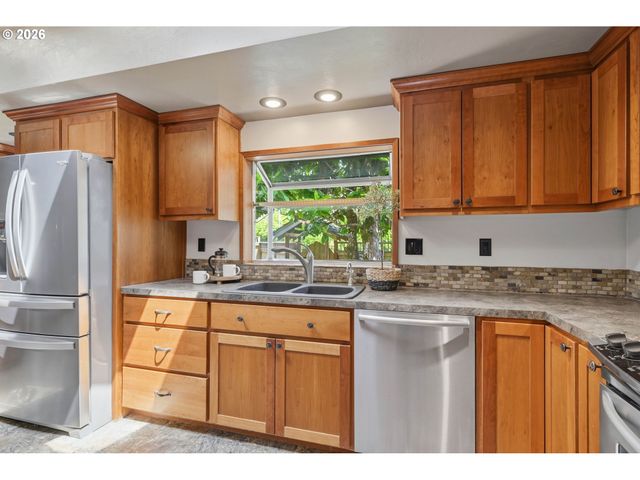 3000 GILHAM Rd, Eugene, OR 97408