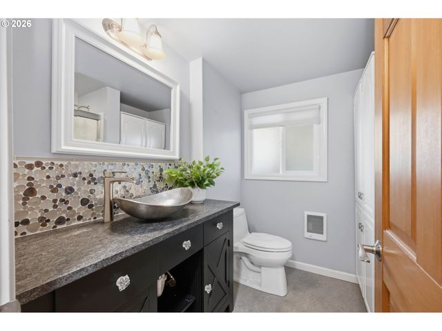 3000 GILHAM Rd, Eugene, OR 97408