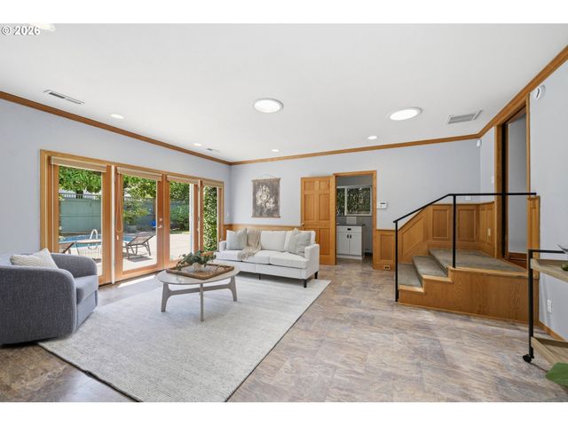 3000 GILHAM Rd, Eugene, OR 97408
