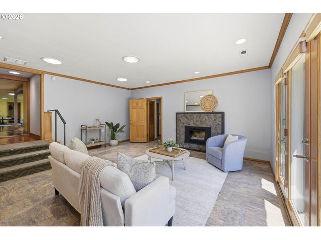 3000 GILHAM Rd, Eugene, OR 97408