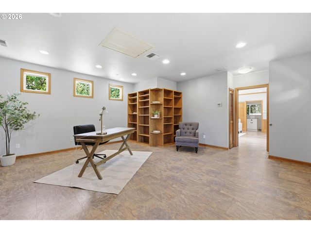 3000 GILHAM Rd, Eugene, OR 97408