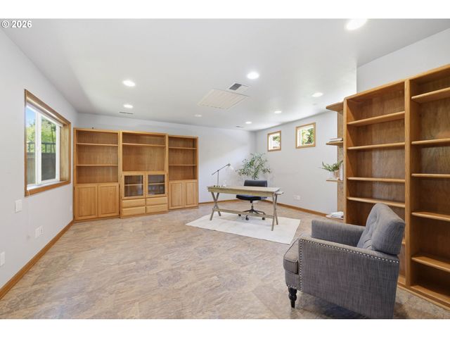 3000 GILHAM Rd, Eugene, OR 97408