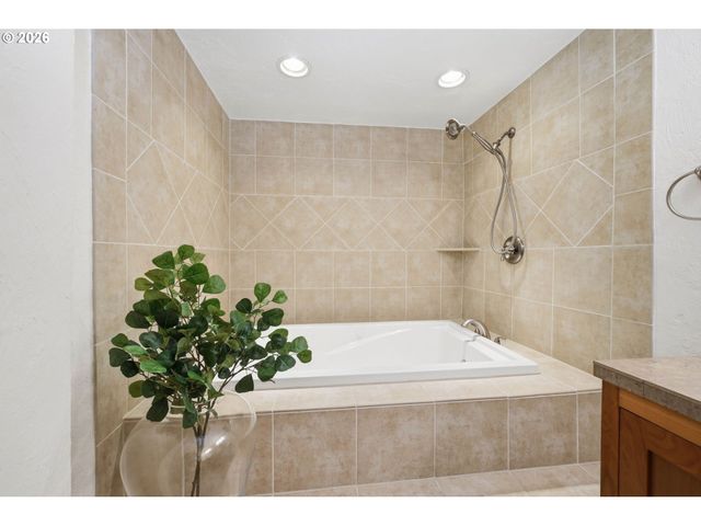 3000 GILHAM Rd, Eugene, OR 97408