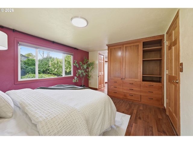 3000 GILHAM Rd, Eugene, OR 97408