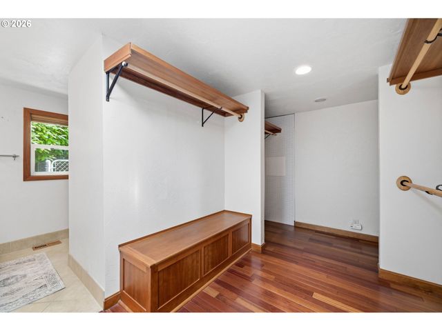 3000 GILHAM Rd, Eugene, OR 97408