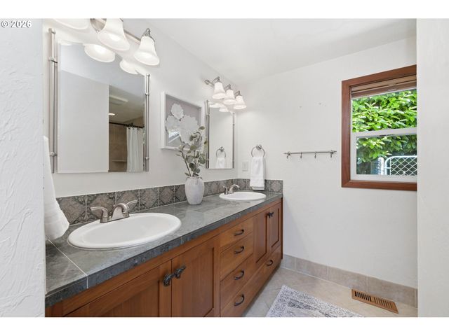 3000 GILHAM Rd, Eugene, OR 97408