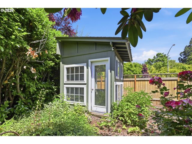 3000 GILHAM Rd, Eugene, OR 97408