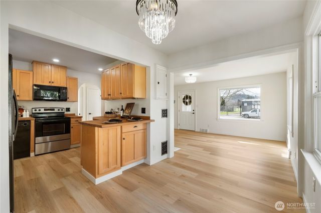 319 4th Avenue SE, Puyallup, WA 98372