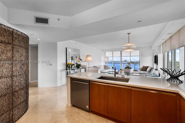 10 Venetian Way 1404, Miami Beach, FL 33139