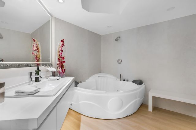 10 Venetian Way 1404, Miami Beach, FL 33139