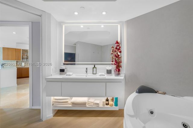 10 Venetian Way 1404, Miami Beach, FL 33139