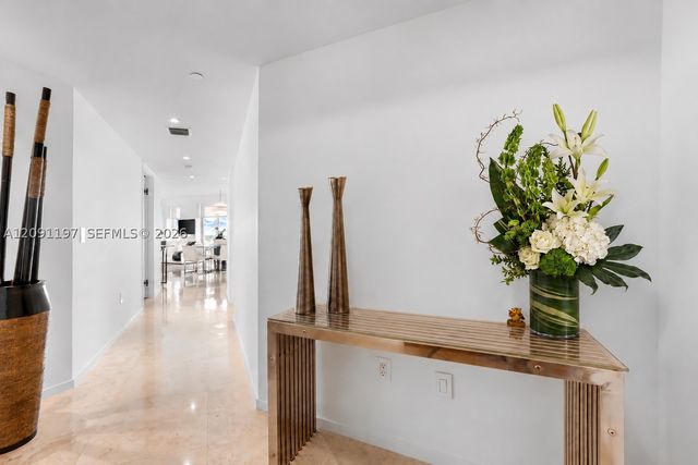 10 Venetian Way 1404, Miami Beach, FL 33139