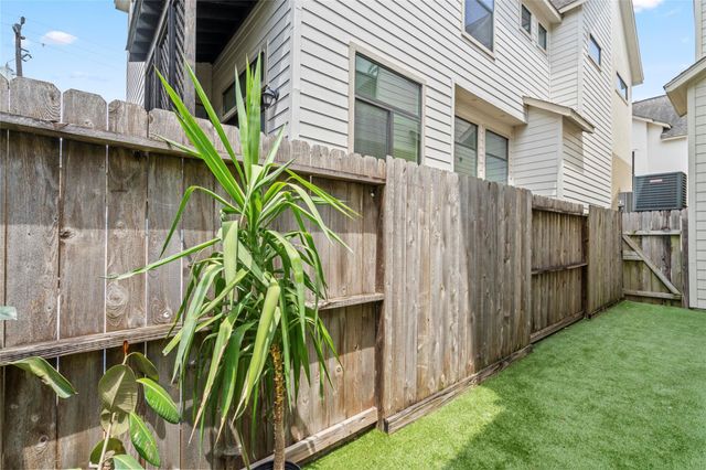 2609 Riverside Drive E, Houston, TX 77004