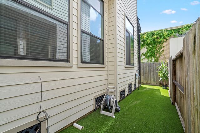 2609 Riverside Drive E, Houston, TX 77004