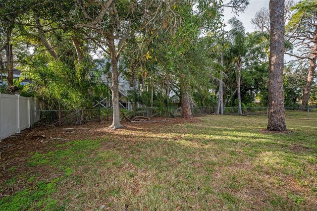 817 RIVERSIDE DRIVE, Tarpon Springs, FL 34689