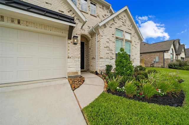 11823 Oakwood Drive, Mont Belvieu, TX 77535