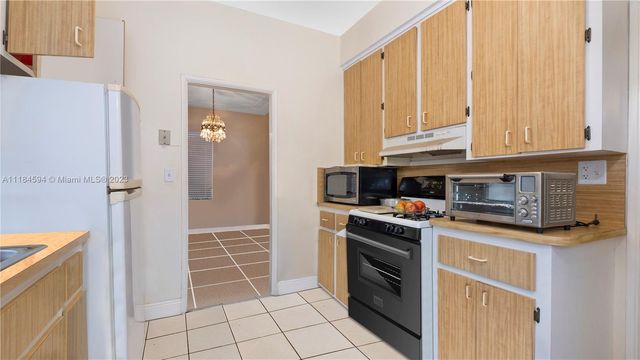 535 W 51st St, Miami Beach, FL 33140