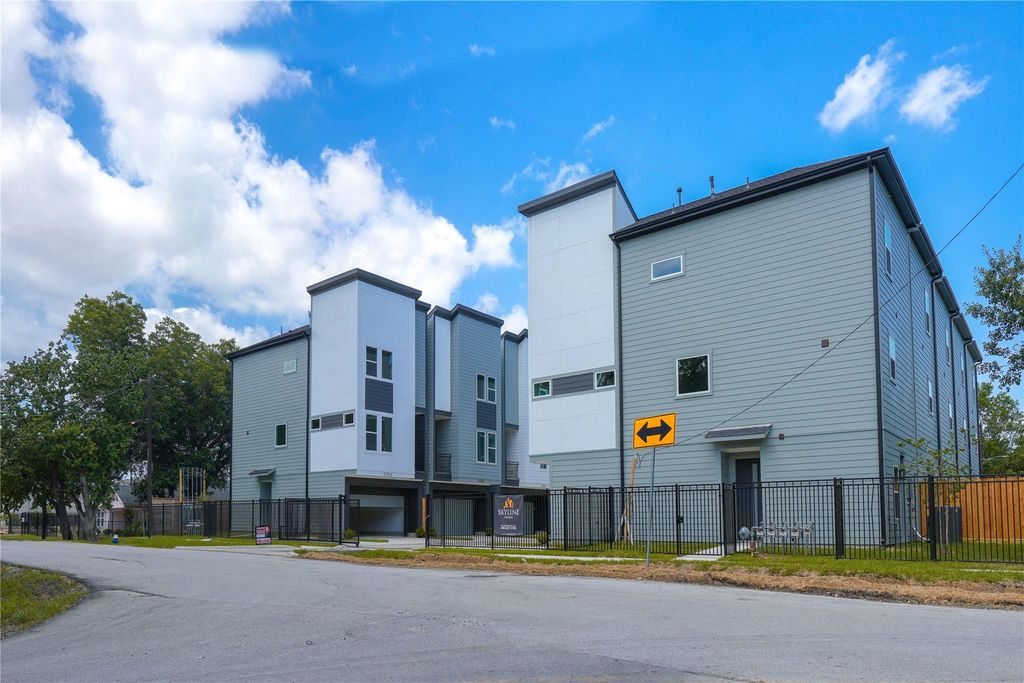 6728 Peerless Street E, Houston, TX 77021