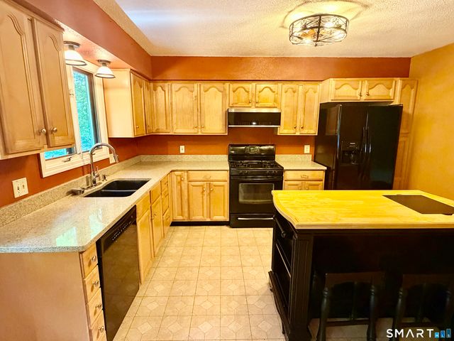 77 Evergreen Avenue, Hamden, CT 06518
