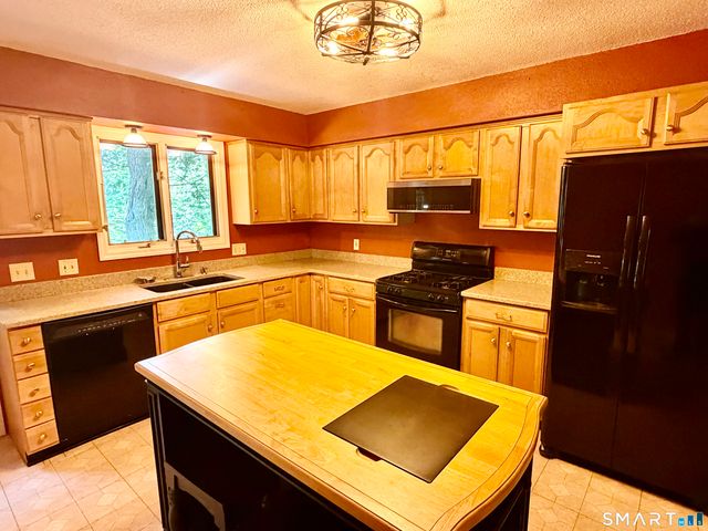 77 Evergreen Avenue, Hamden, CT 06518