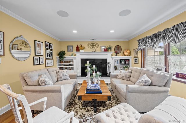 67 Broadway, Smithtown, NY 11787