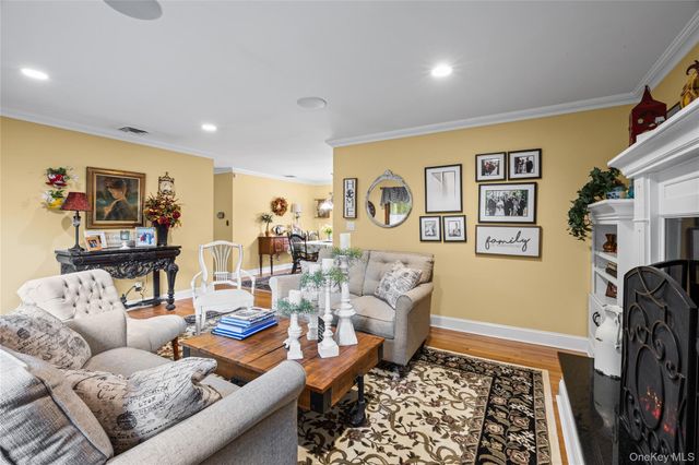 67 Broadway, Smithtown, NY 11787