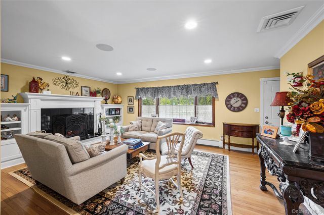 67 Broadway, Smithtown, NY 11787