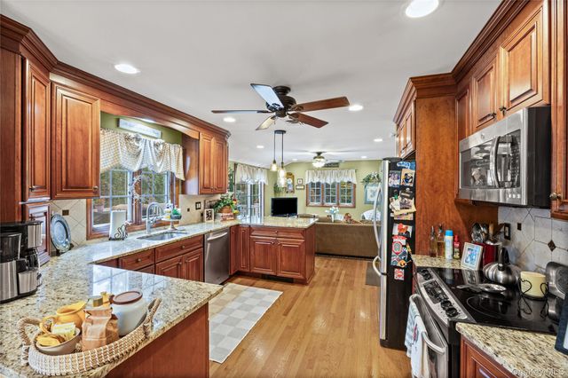 67 Broadway, Smithtown, NY 11787