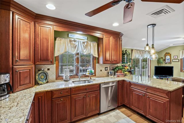 67 Broadway, Smithtown, NY 11787