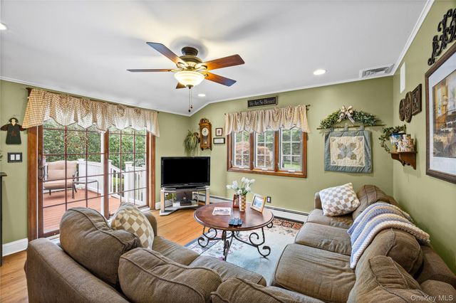 67 Broadway, Smithtown, NY 11787